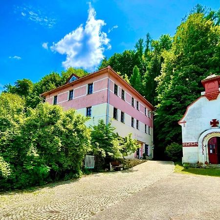 Haraburdi Recyclart Hotel Kostelec nad Orlici Bagian luar foto