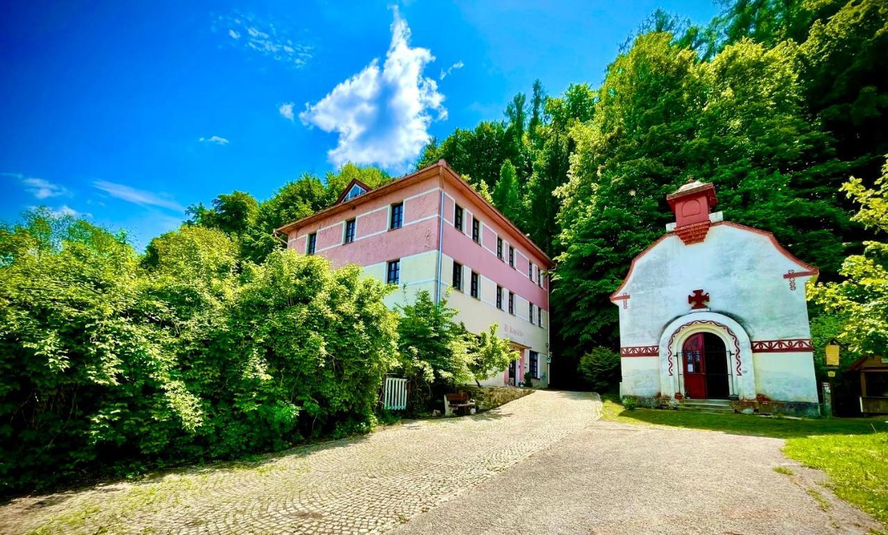 Haraburdi Recyclart Hotel Kostelec nad Orlici Bagian luar foto