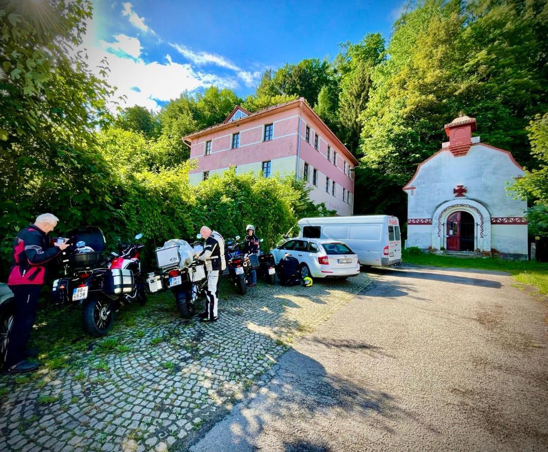 Haraburdi Recyclart Hotel Kostelec nad Orlici Bagian luar foto