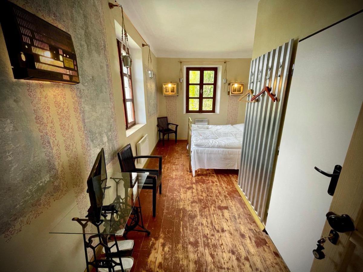 Haraburdi Recyclart Hotel Kostelec nad Orlici Bagian luar foto