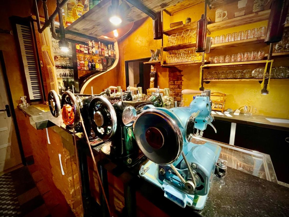 Haraburdi Recyclart Hotel Kostelec nad Orlici Bagian luar foto