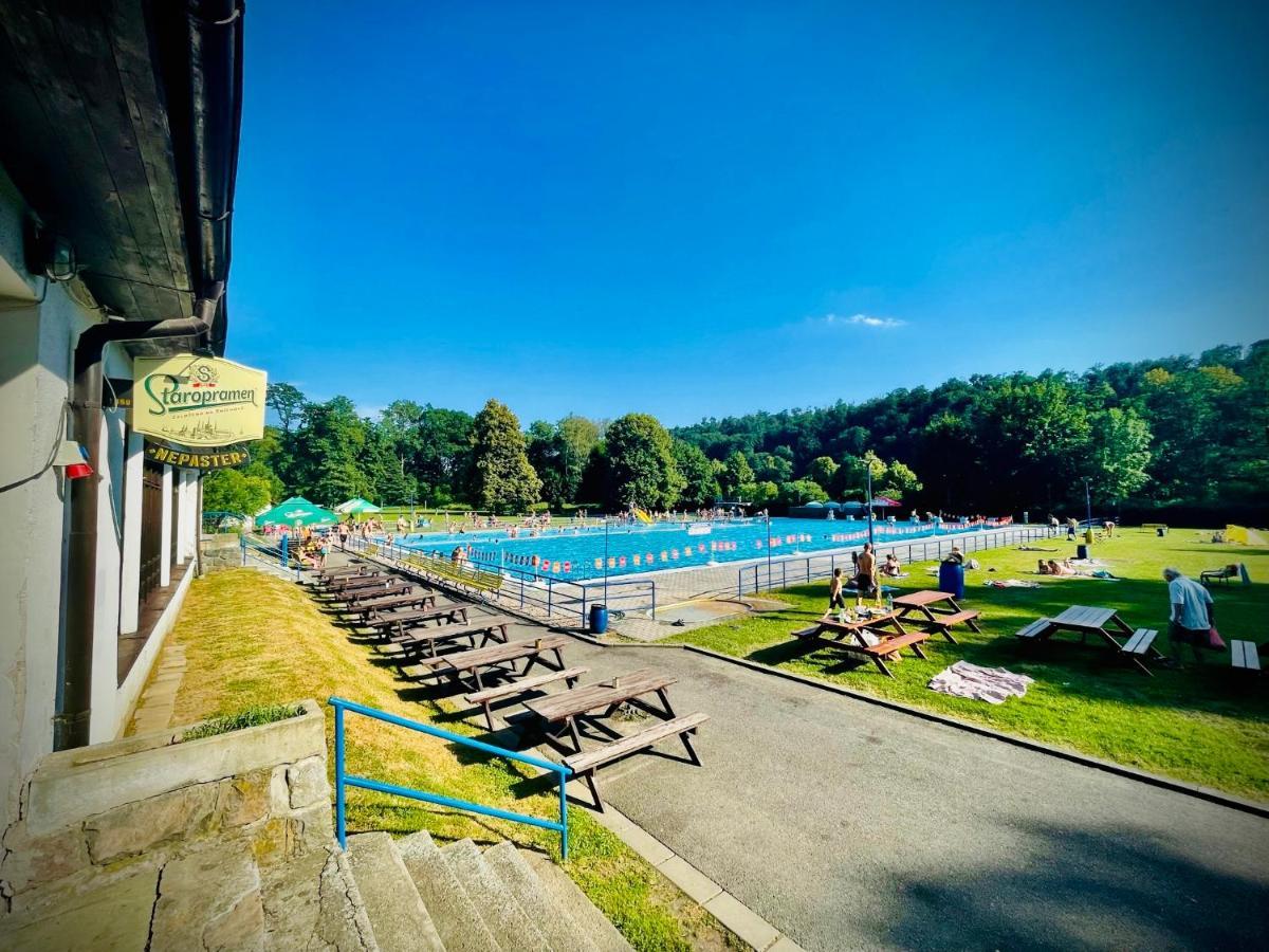 Haraburdi Recyclart Hotel Kostelec nad Orlici Bagian luar foto