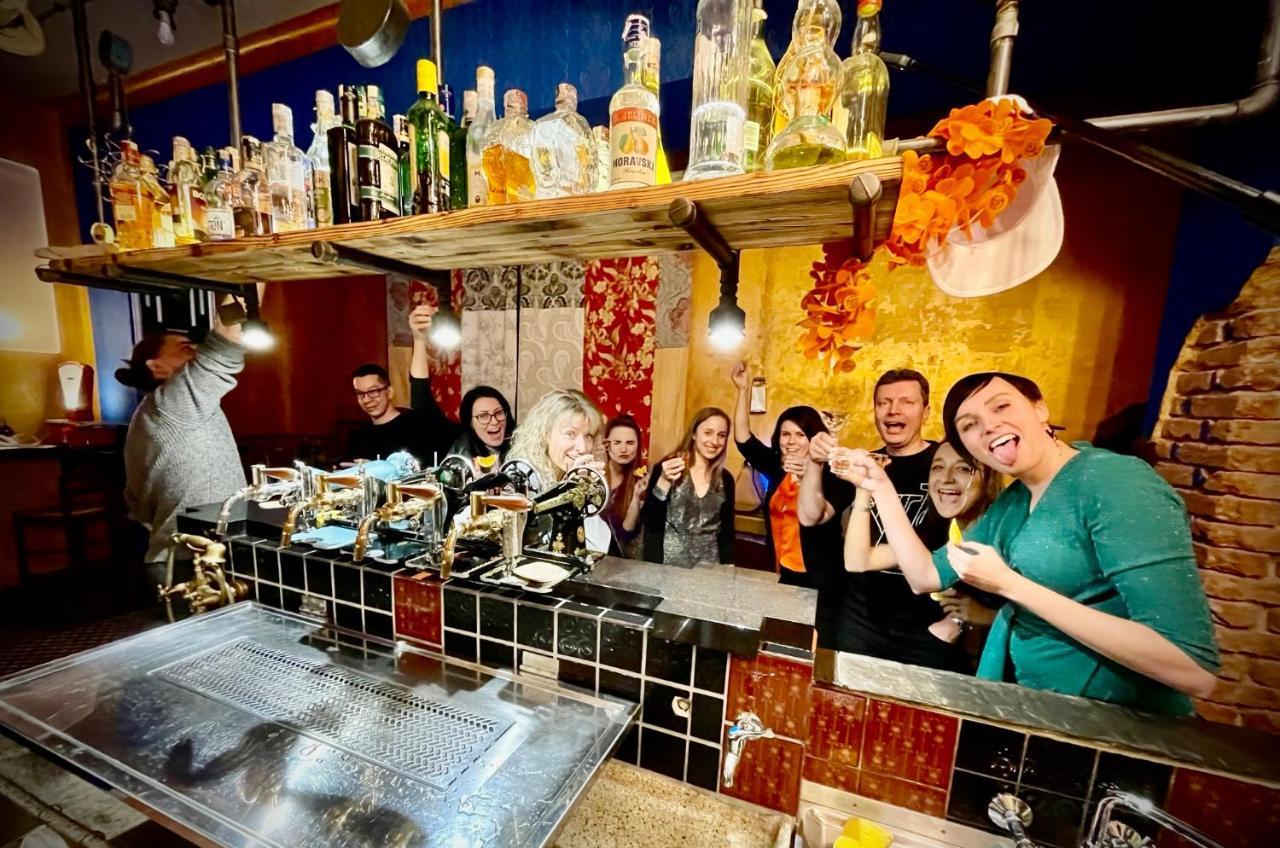 Haraburdi Recyclart Hotel Kostelec nad Orlici Bagian luar foto