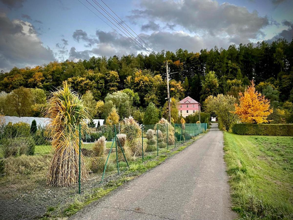 Haraburdi Recyclart Hotel Kostelec nad Orlici Bagian luar foto
